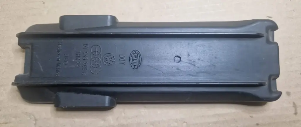 CUBIERTA PILOTO TRASERO GRUPO VAG VW GOLF CABRIO MK1 REFERENCIA 171945285B MARCA HELLA - Est. 25/20