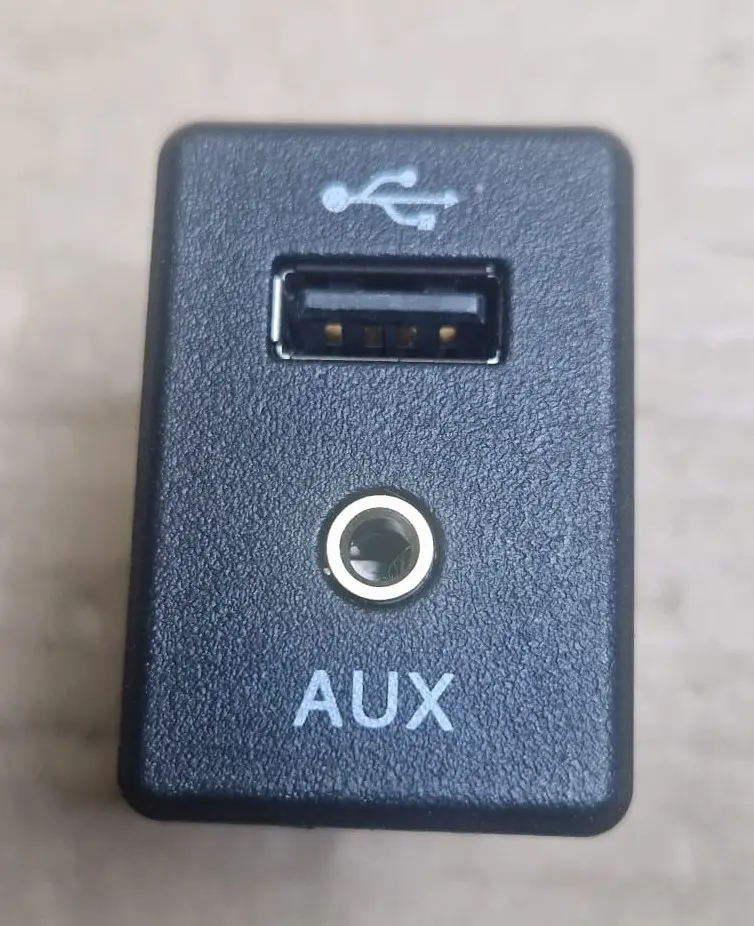 MODULO USB AND AUX JACK MEDIA PORT REF. 795405004 - Est 25/20