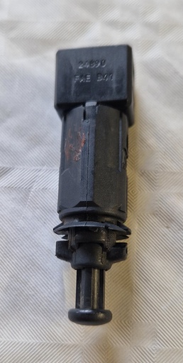 INTERRUPTOR LUCES FRENO  REF. FAE 24980 - DACIA 7700414986 - GM 9160984 - NISSAN 2530000QAB -  OPEL 4414063 / 4500684 - RENAULT 7700414986